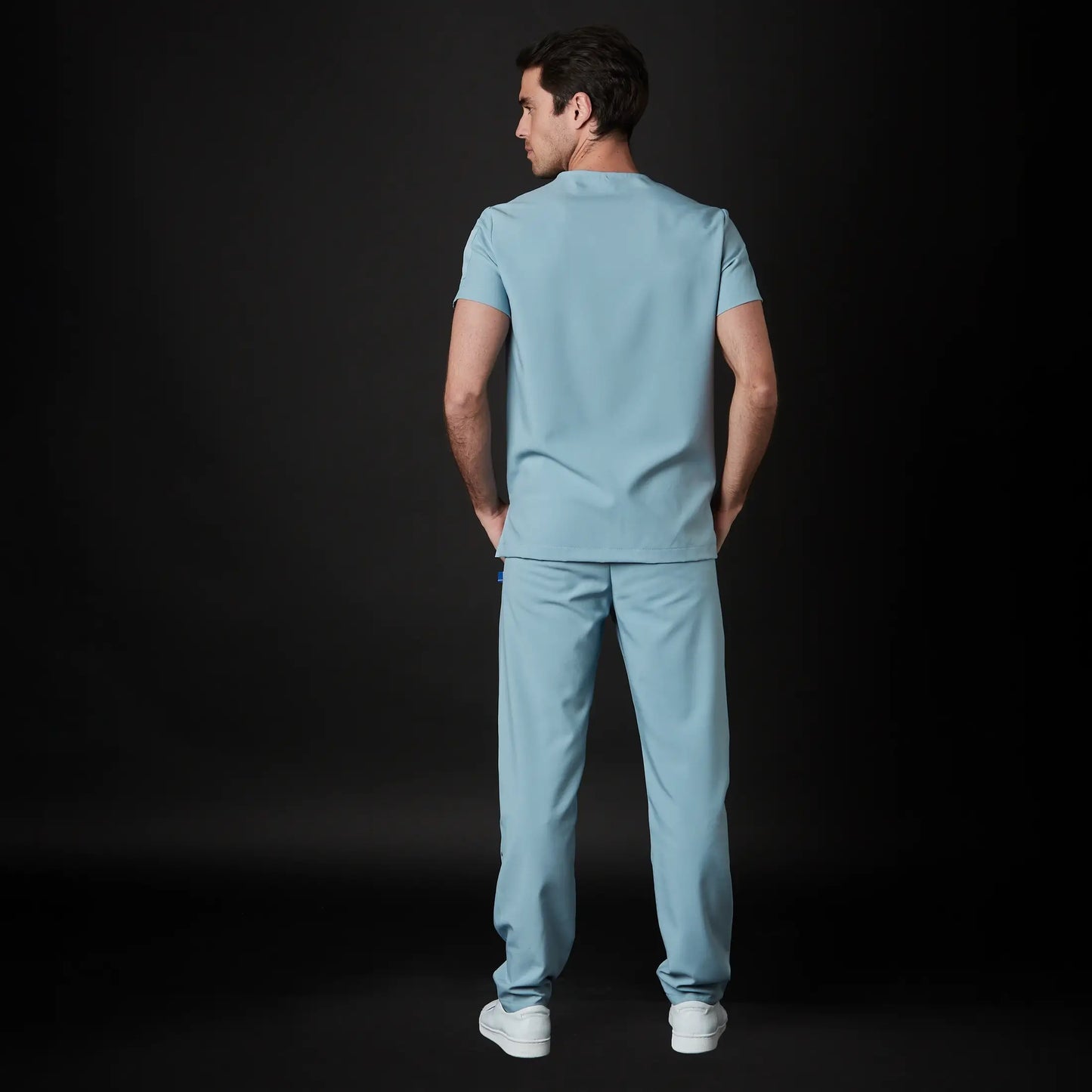 Médico o Doctor vistiendo una color Azul Organic marca Gallantdale Uniformes Médicos y Quirúrgicos