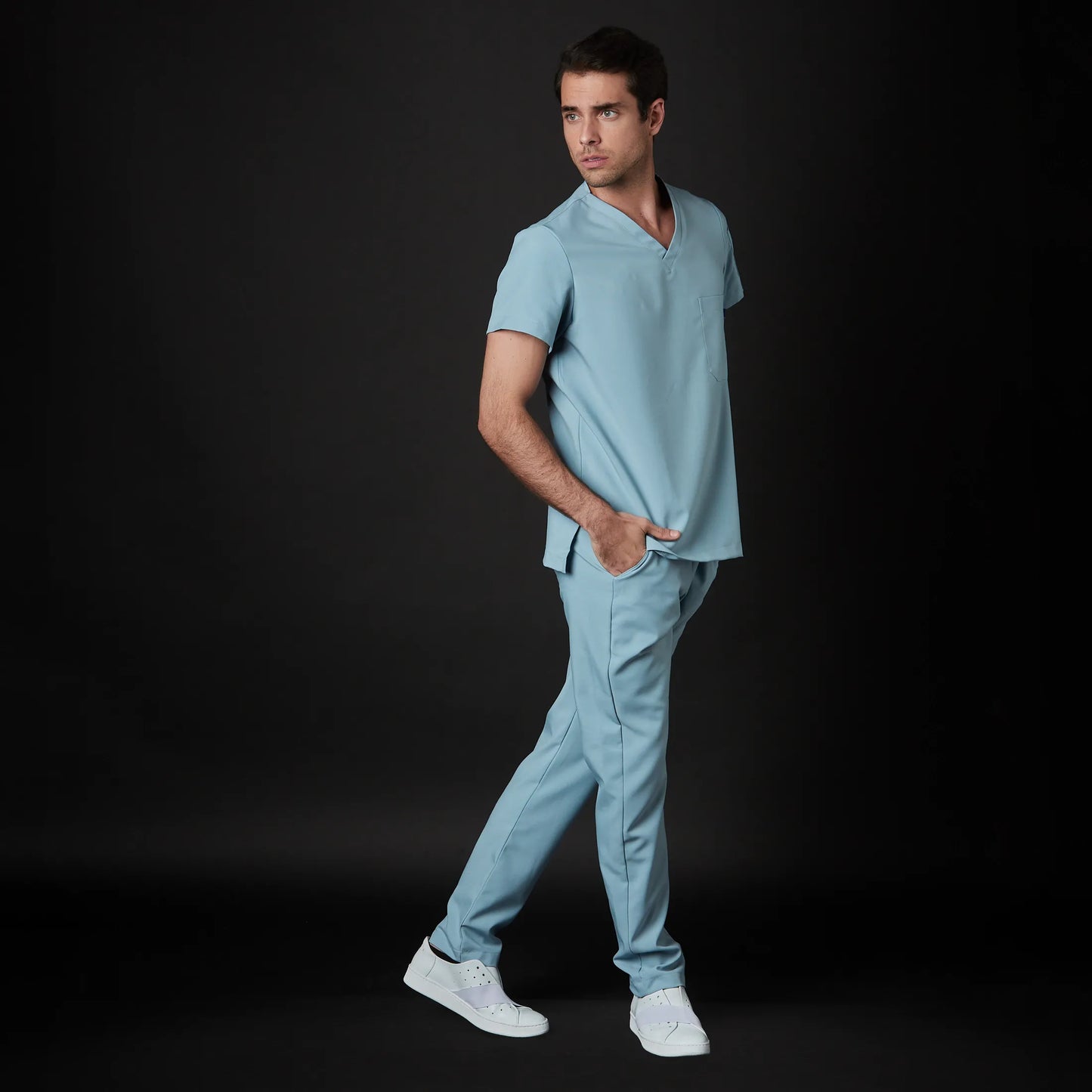 Médico o Doctor vistiendo una color Azul Organic marca Gallantdale Uniformes Médicos y Quirúrgicos