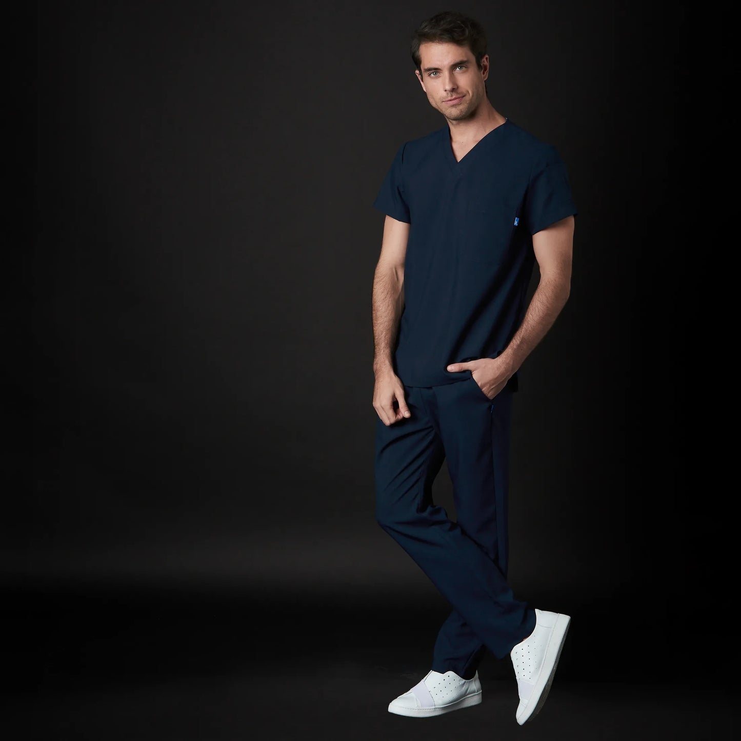 Médico o Doctor vistiendo una color Azul Organic marca Gallantdale Uniformes Médicos y Quirúrgicos