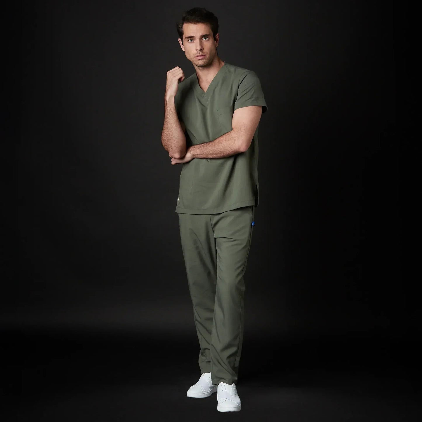 Médico o Doctor vistiendo una color Azul Organic marca Gallantdale Uniformes Médicos y Quirúrgicos