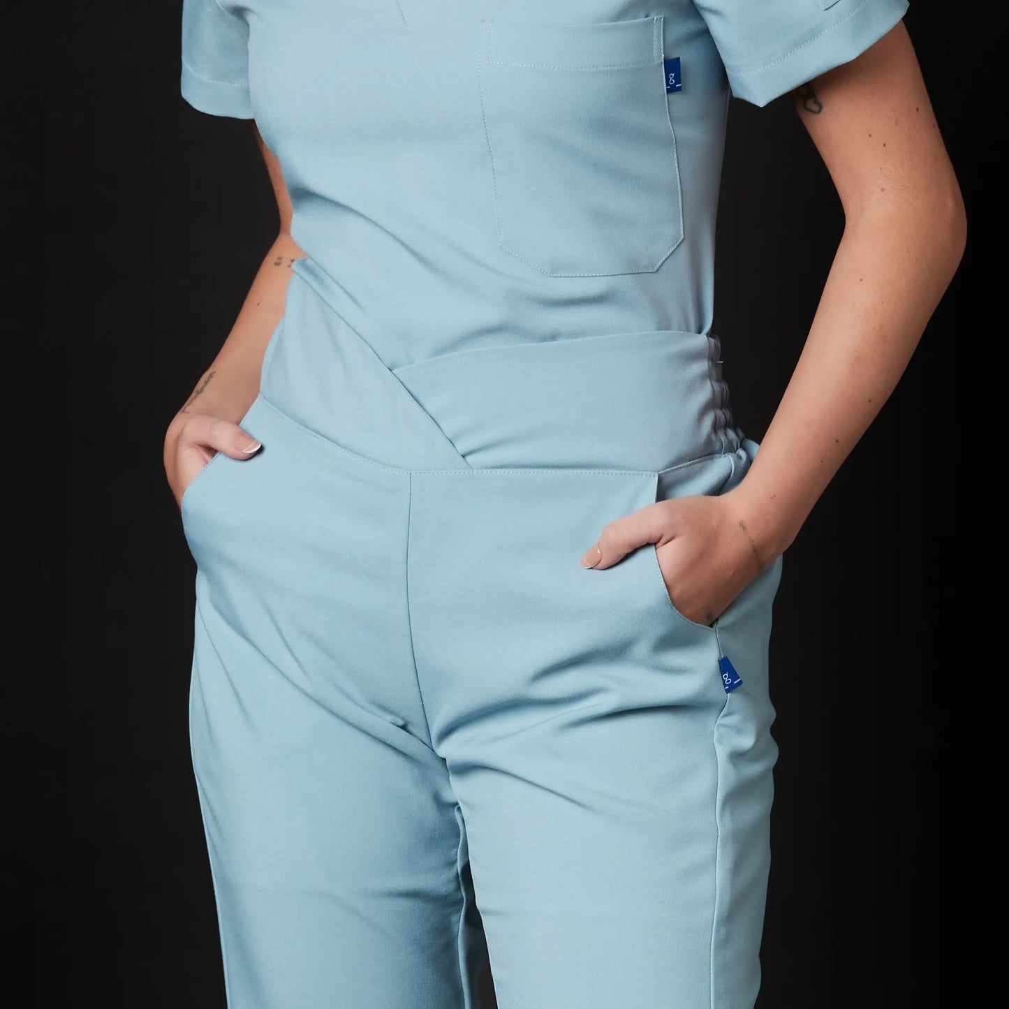 Immagine di una Medica o Dottoressa che indossa una Divisa Sanitaria nan, modello Tadao, della marca Gallantdale, specializzata in abbigliamento sanitario.