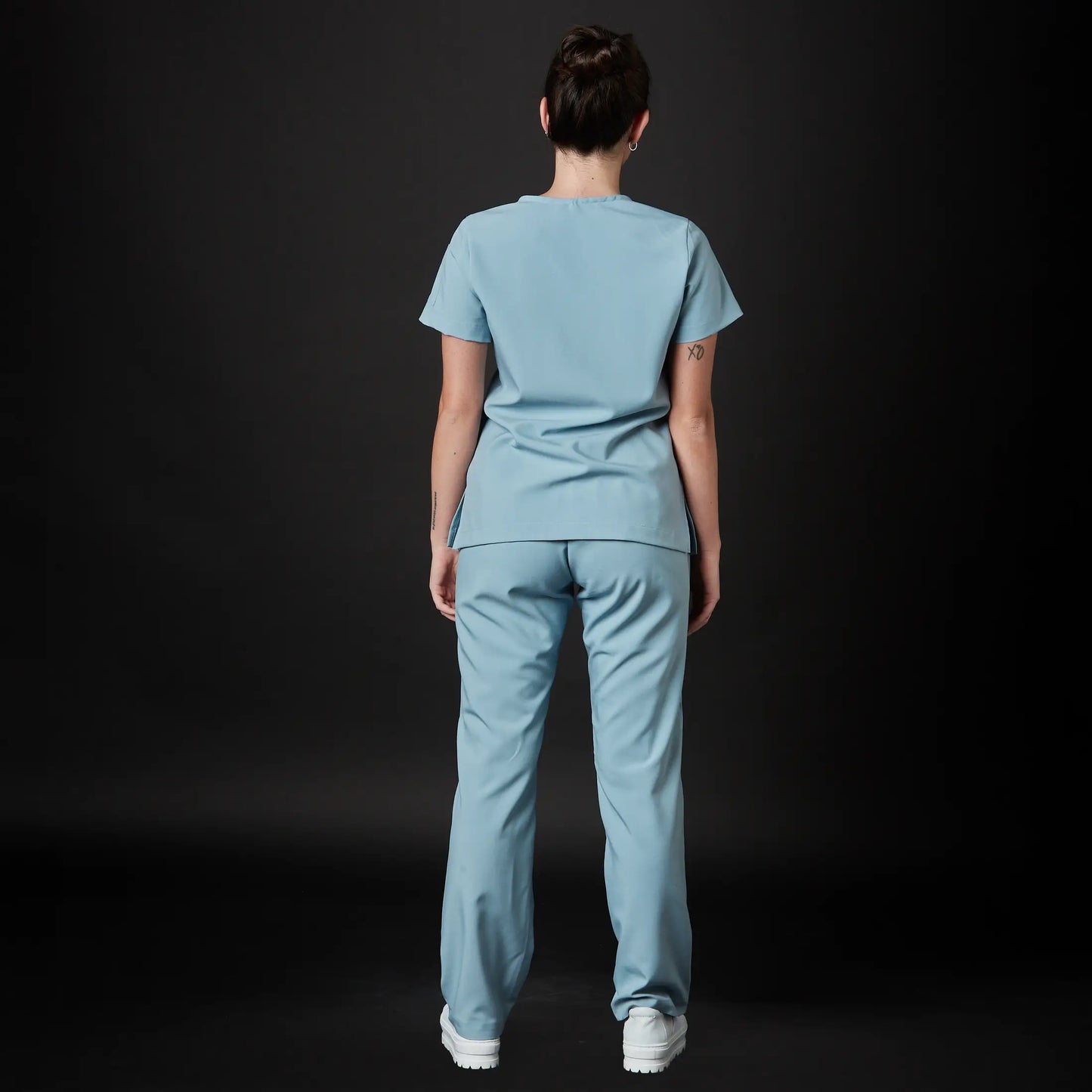 Immagine di una Medica o Dottoressa che indossa una Divisa Sanitaria nan, modello Tadao, della marca Gallantdale, specializzata in abbigliamento sanitario.