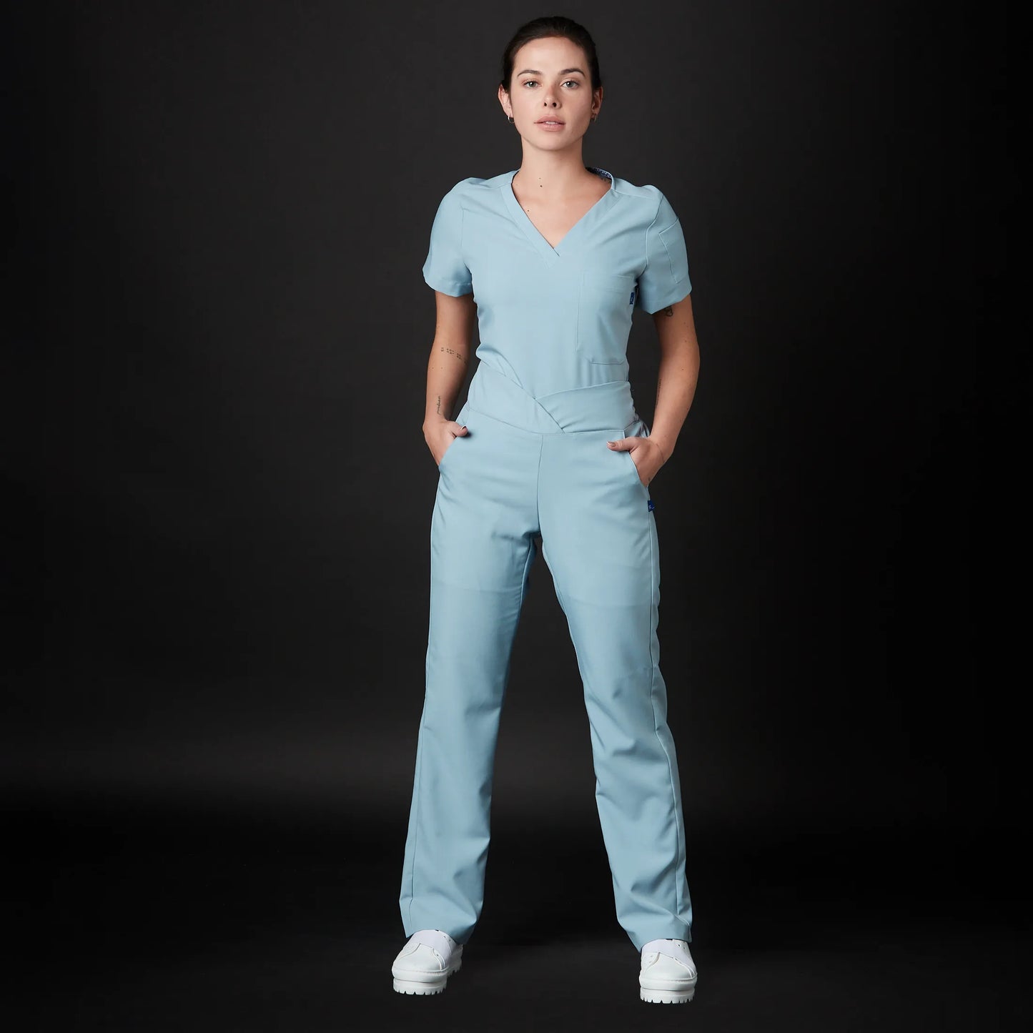Immagine di una Medica o Dottoressa che indossa una Divisa Sanitaria nan, modello Tadao, della marca Gallantdale, specializzata in abbigliamento sanitario.