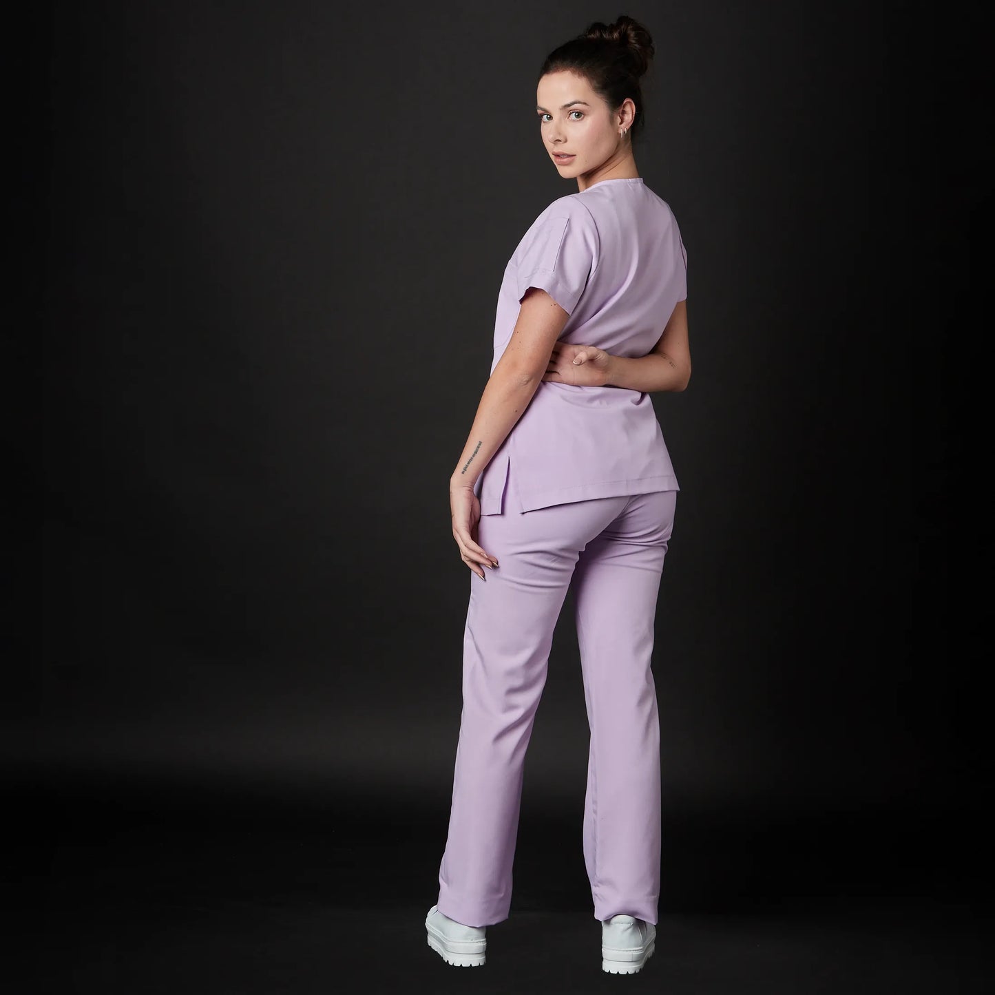 Immagine di una Medica o Dottoressa che indossa una Divisa Sanitaria nan, modello Tadao, della marca Gallantdale, specializzata in abbigliamento sanitario.