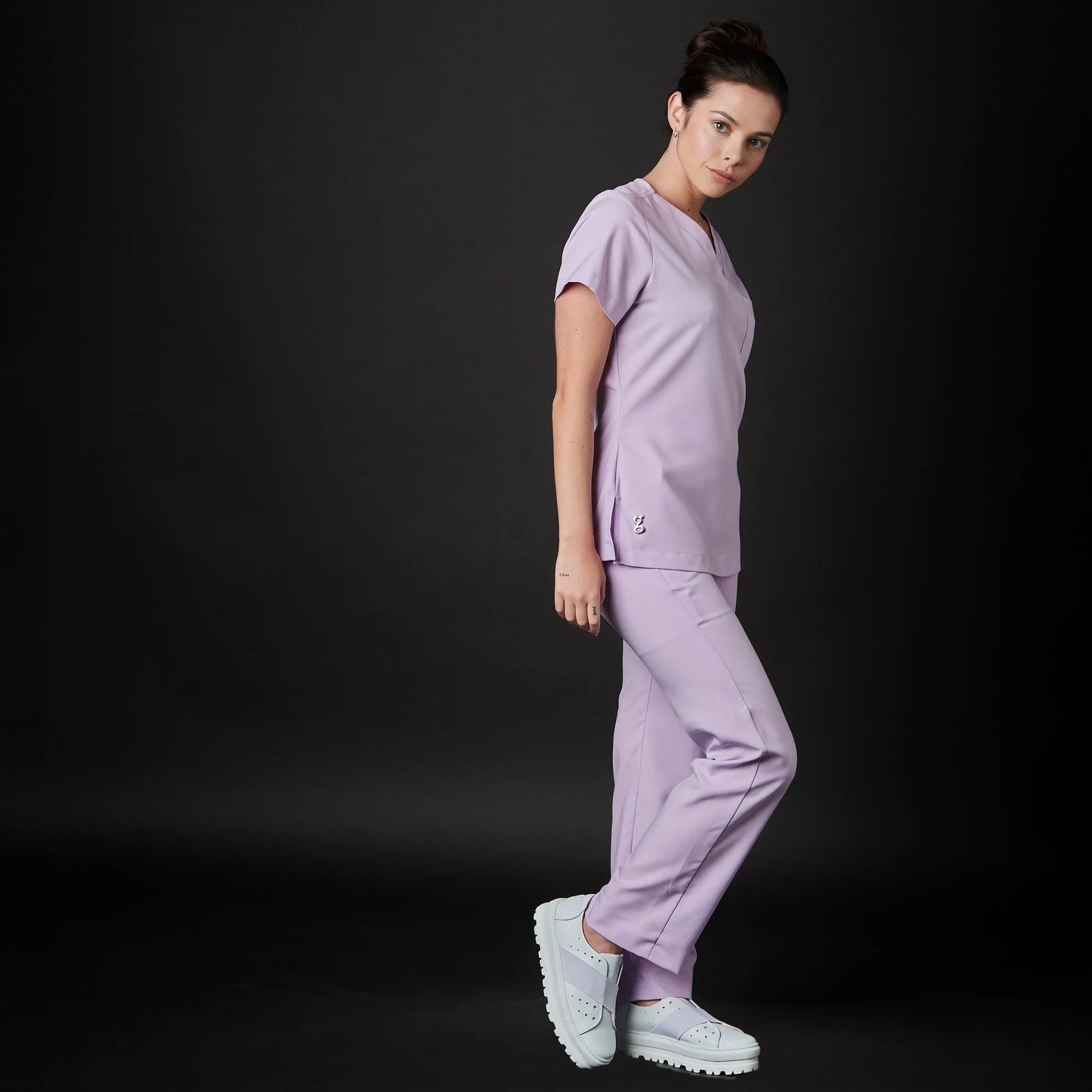 Immagine di una Medica o Dottoressa che indossa una Divisa Sanitaria nan, modello Tadao, della marca Gallantdale, specializzata in abbigliamento sanitario.