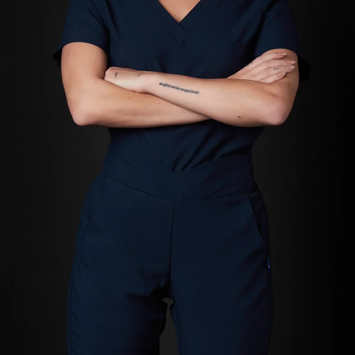 Immagine di una Medica o Dottoressa che indossa una Divisa Sanitaria Lilla, modello Tadao, della marca Gallantdale, specializzata in abbigliamento sanitario.