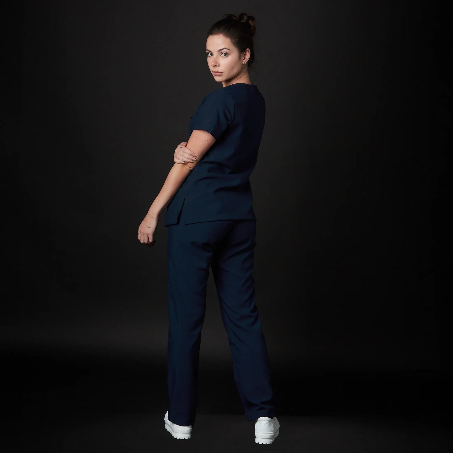 Immagine di una Medica o Dottoressa che indossa una Divisa Sanitaria Lilla, modello Tadao, della marca Gallantdale, specializzata in abbigliamento sanitario.
