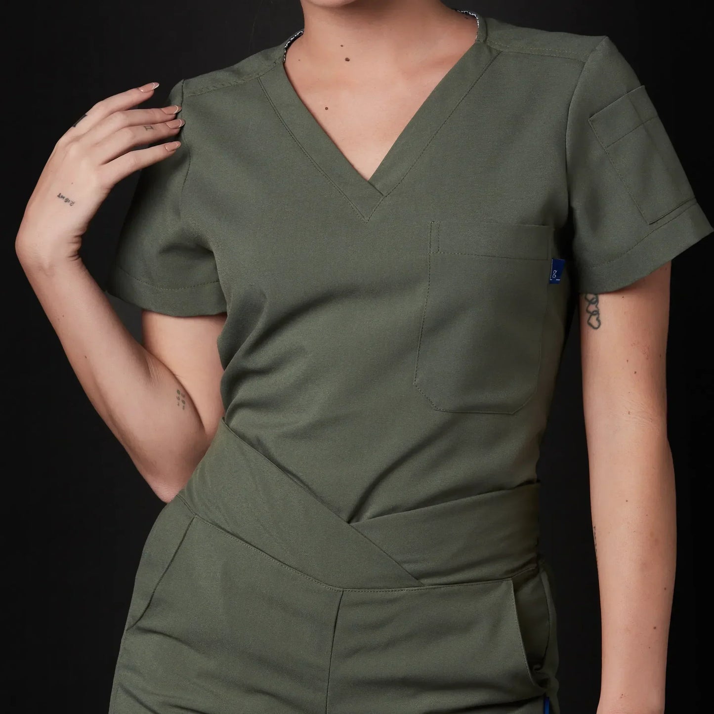 Immagine di una Medica o Dottoressa che indossa una Divisa Sanitaria Lilla, modello Tadao, della marca Gallantdale, specializzata in abbigliamento sanitario.