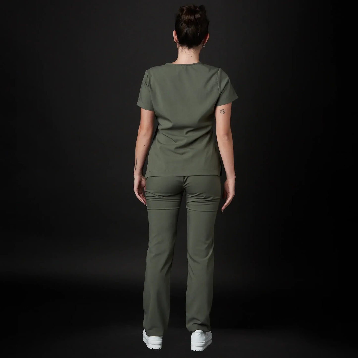 Immagine di una Medica o Dottoressa che indossa una Divisa Sanitaria Lilla, modello Tadao, della marca Gallantdale, specializzata in abbigliamento sanitario.