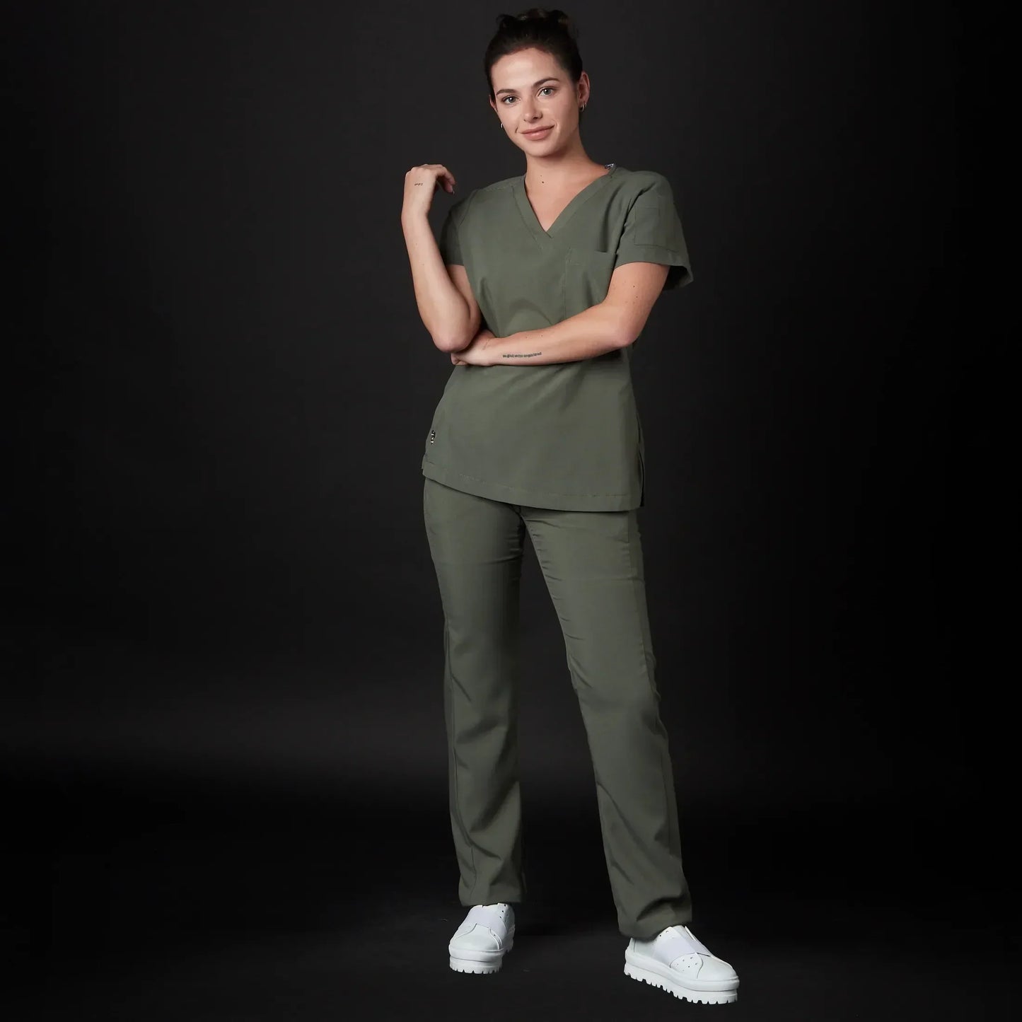 Immagine di una Medica o Dottoressa che indossa una Divisa Sanitaria Lilla, modello Tadao, della marca Gallantdale, specializzata in abbigliamento sanitario.