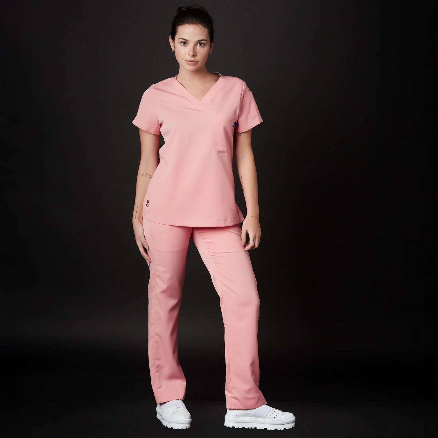 Immagine di una Medica o Dottoressa che indossa una Divisa Sanitaria Blu Marino, modello Tadao, della marca Gallantdale, specializzata in abbigliamento sanitario.