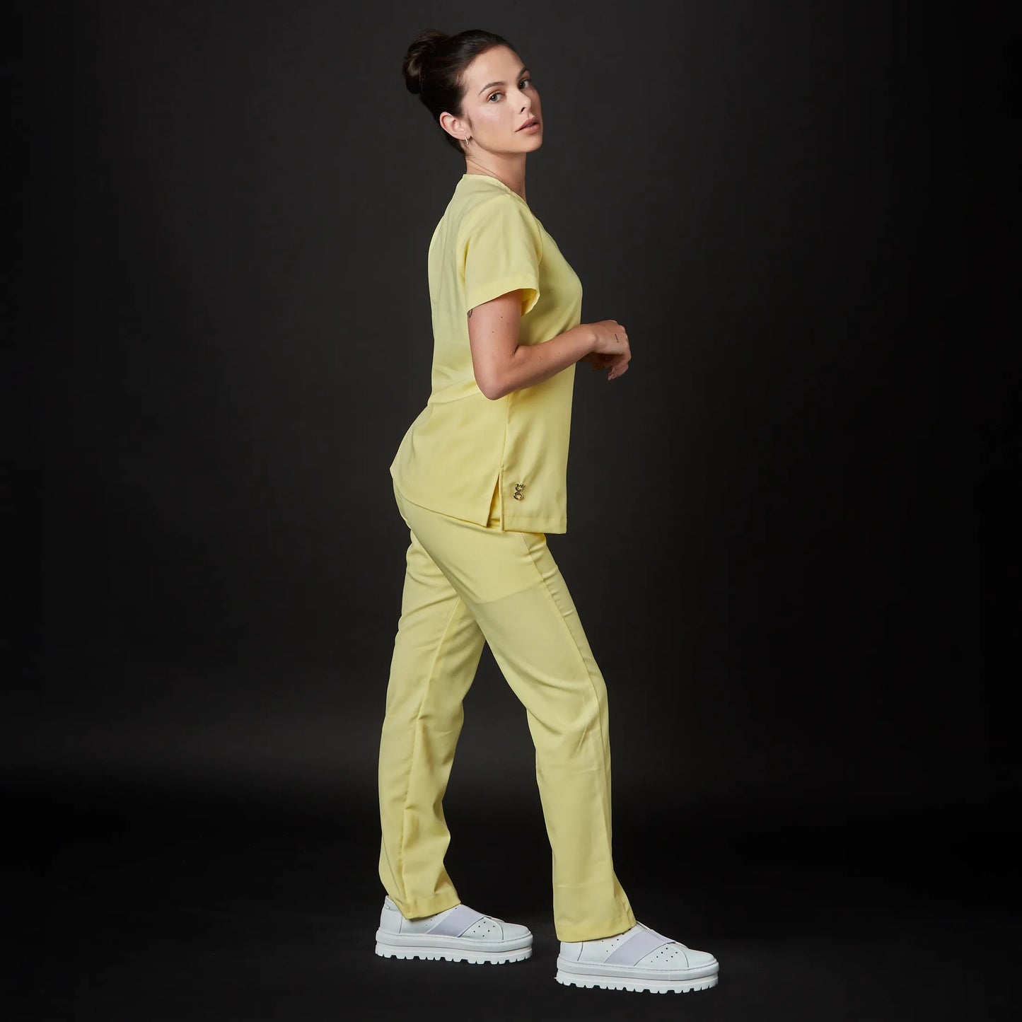 Immagine di una Medica o Dottoressa che indossa una Divisa Sanitaria Verde Militare, modello Tadao, della marca Gallantdale, specializzata in abbigliamento sanitario.