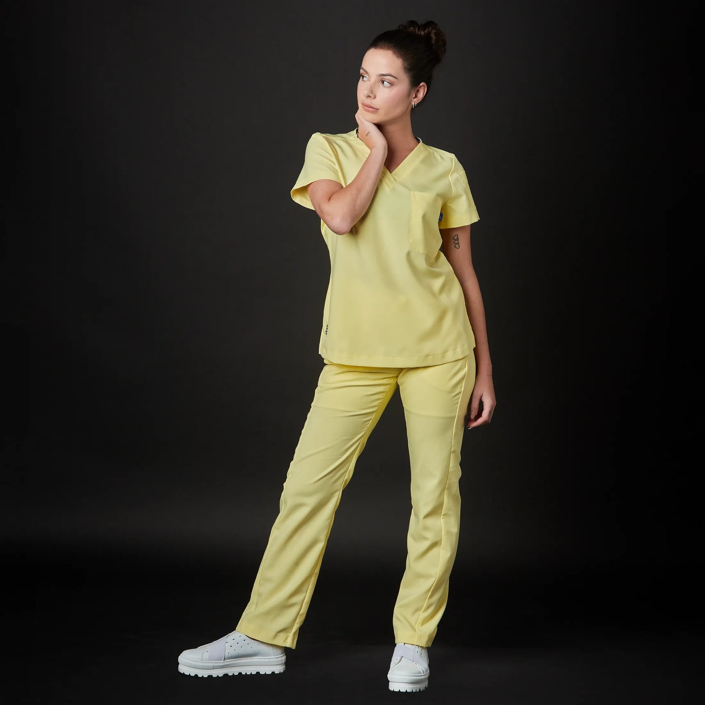 Immagine di una Medica o Dottoressa che indossa una Divisa Sanitaria Blu Marino, modello Tadao, della marca Gallantdale, specializzata in abbigliamento sanitario.