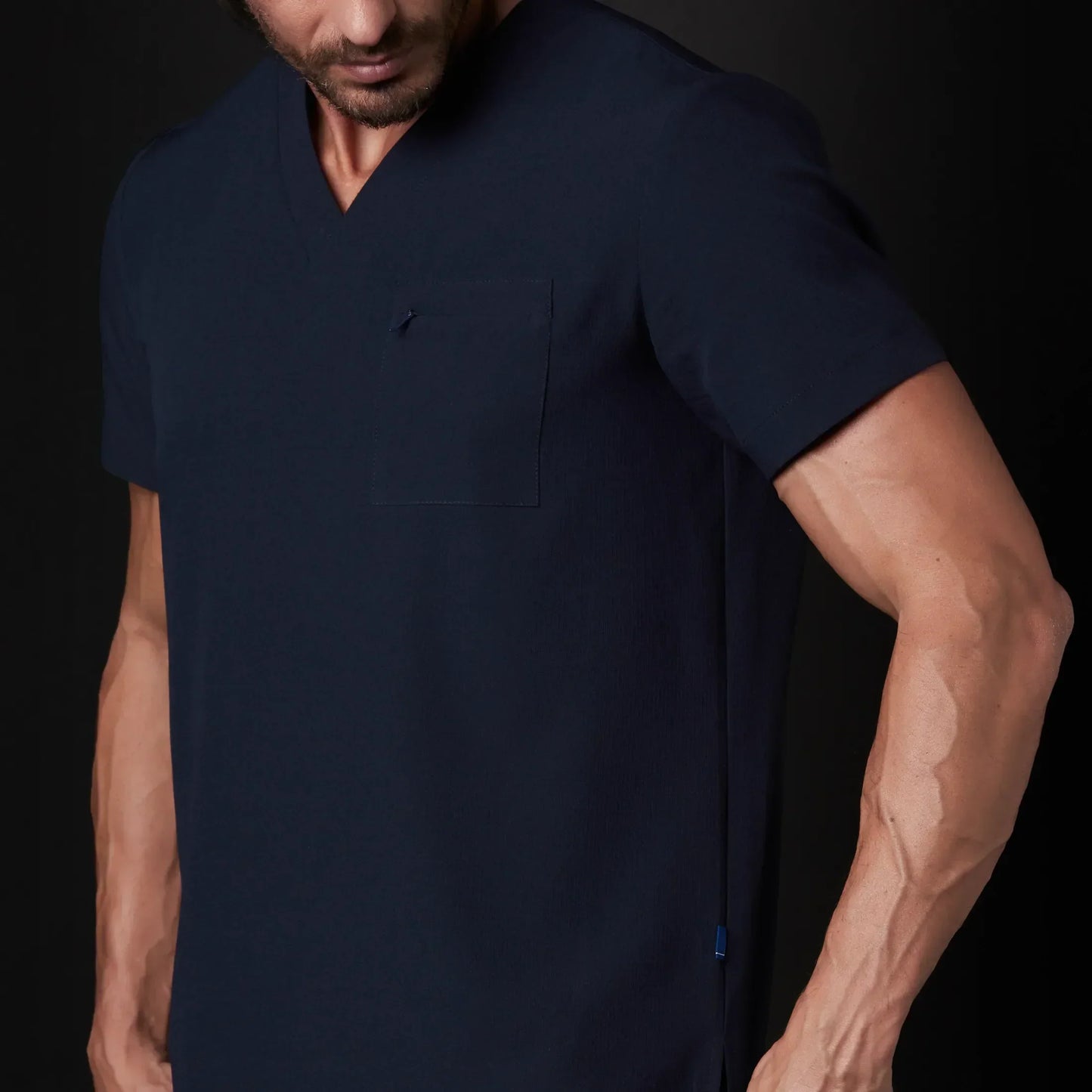 Immagine di un Medico o Dottore che indossa una Divisa Sanitaria Blu Marino, modello Urs, della marca Gallantdale, specializzata in abbigliamento sanitario.