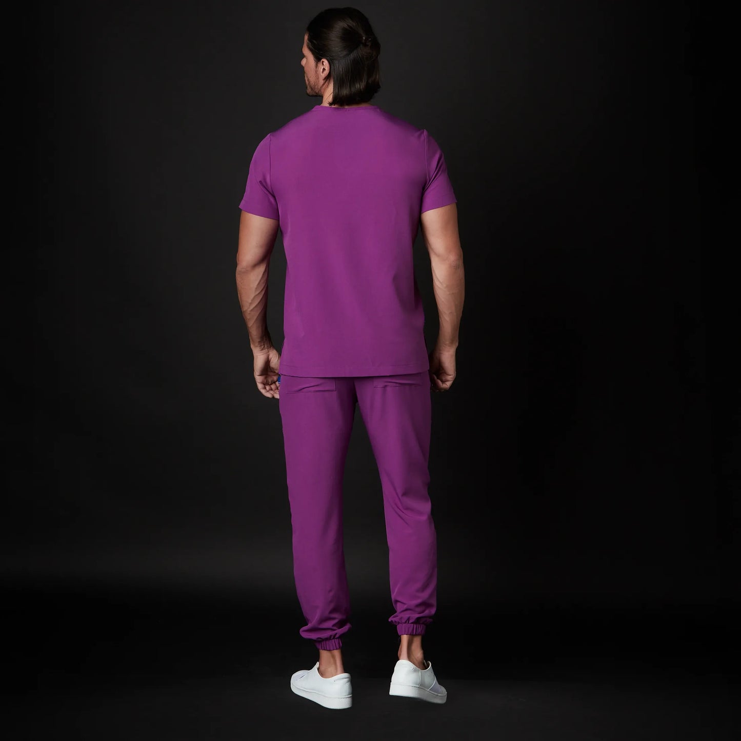 Immagine di un Medico o Dottore che indossa una Divisa Sanitaria Blu Marino, modello Urs, della marca Gallantdale, specializzata in abbigliamento sanitario.