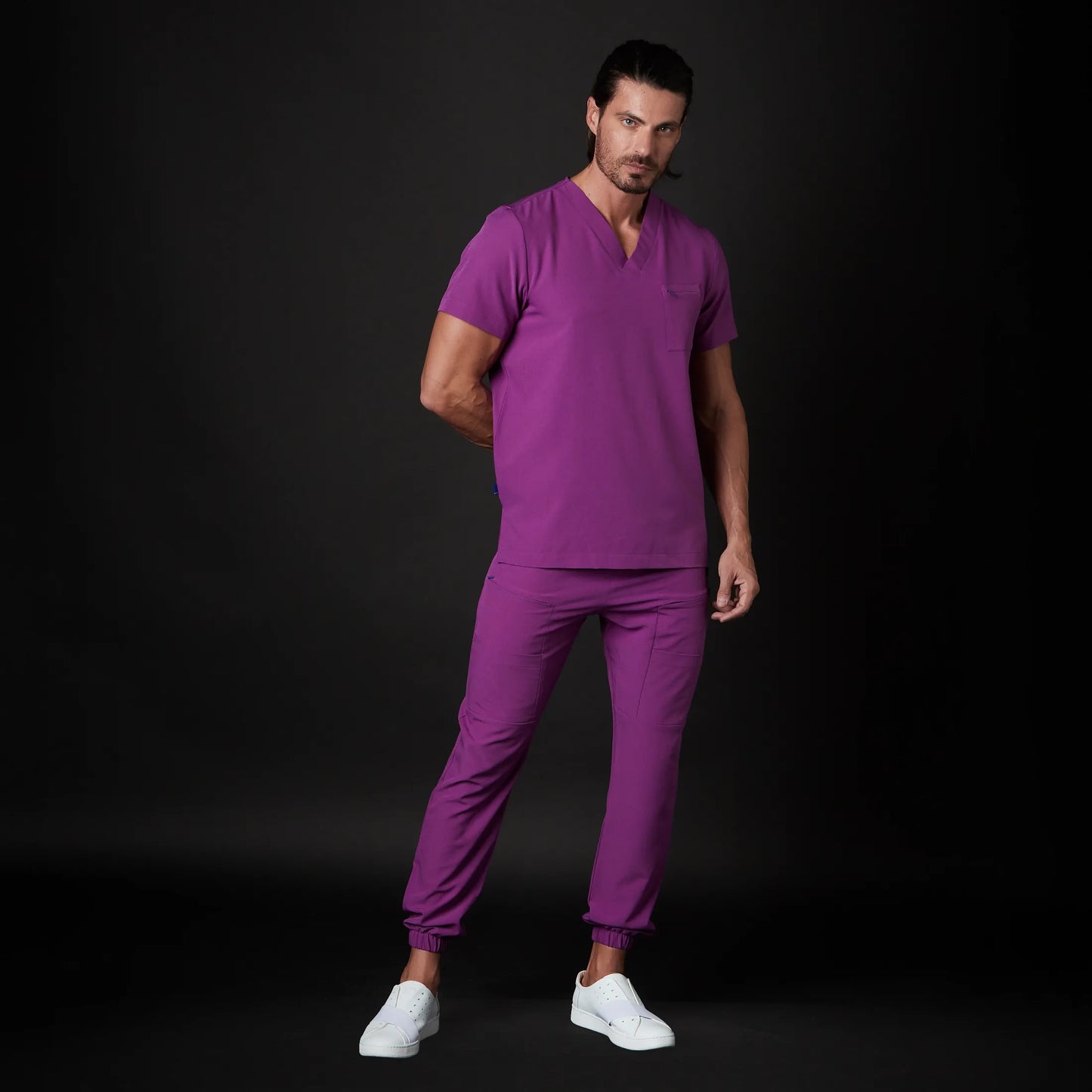 Immagine di un Medico o Dottore che indossa una Divisa Sanitaria Blu Marino, modello Urs, della marca Gallantdale, specializzata in abbigliamento sanitario.