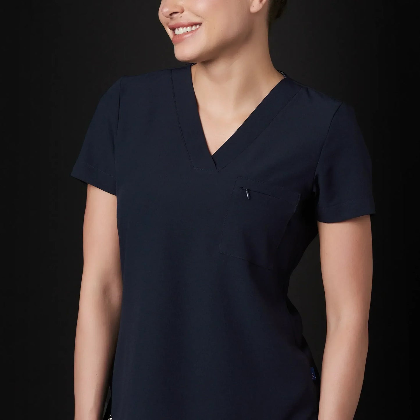 Immagine di una Medica o Dottoressa che indossa una Divisa Sanitaria Fucsia, modello Urs, della marca Gallantdale, specializzata in abbigliamento sanitario.