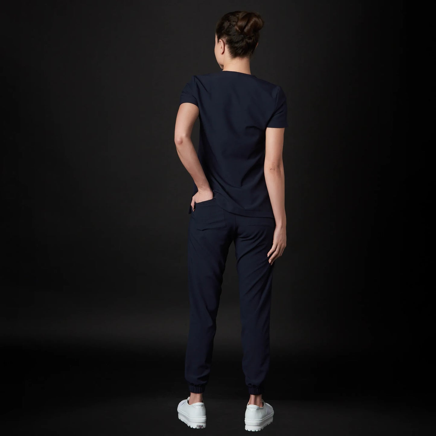 Immagine di una Medica o Dottoressa che indossa una Divisa Sanitaria Fucsia, modello Urs, della marca Gallantdale, specializzata in abbigliamento sanitario.