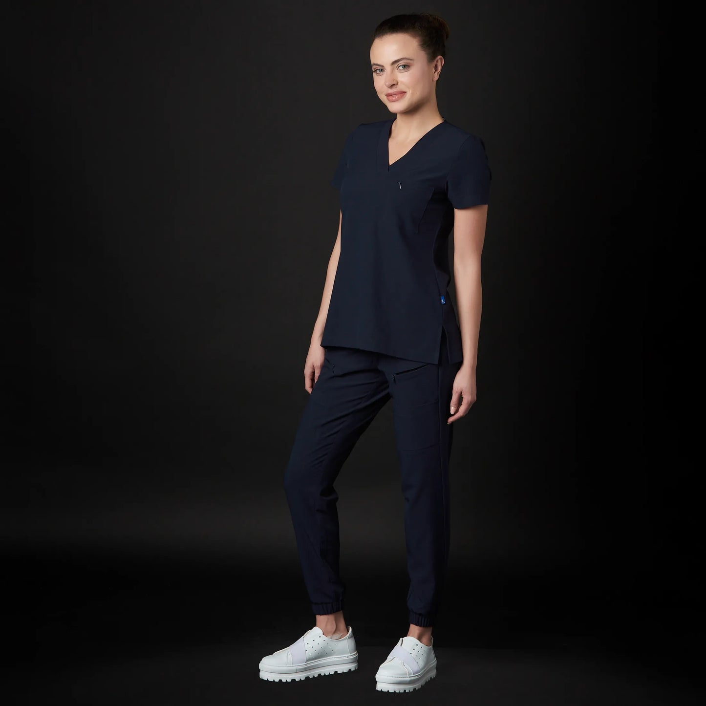 Immagine di una Medica o Dottoressa che indossa una Divisa Sanitaria Fucsia, modello Urs, della marca Gallantdale, specializzata in abbigliamento sanitario.