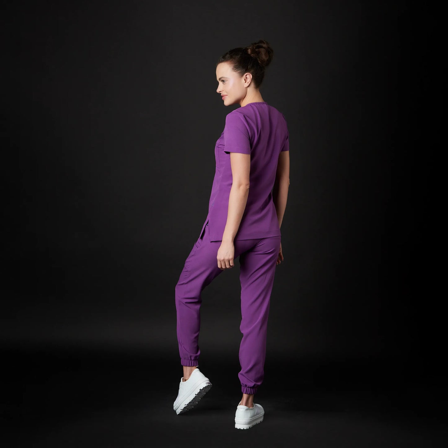 Immagine di una Medica o Dottoressa che indossa una Divisa Sanitaria Blu Marino, modello Urs, della marca Gallantdale, specializzata in abbigliamento sanitario.