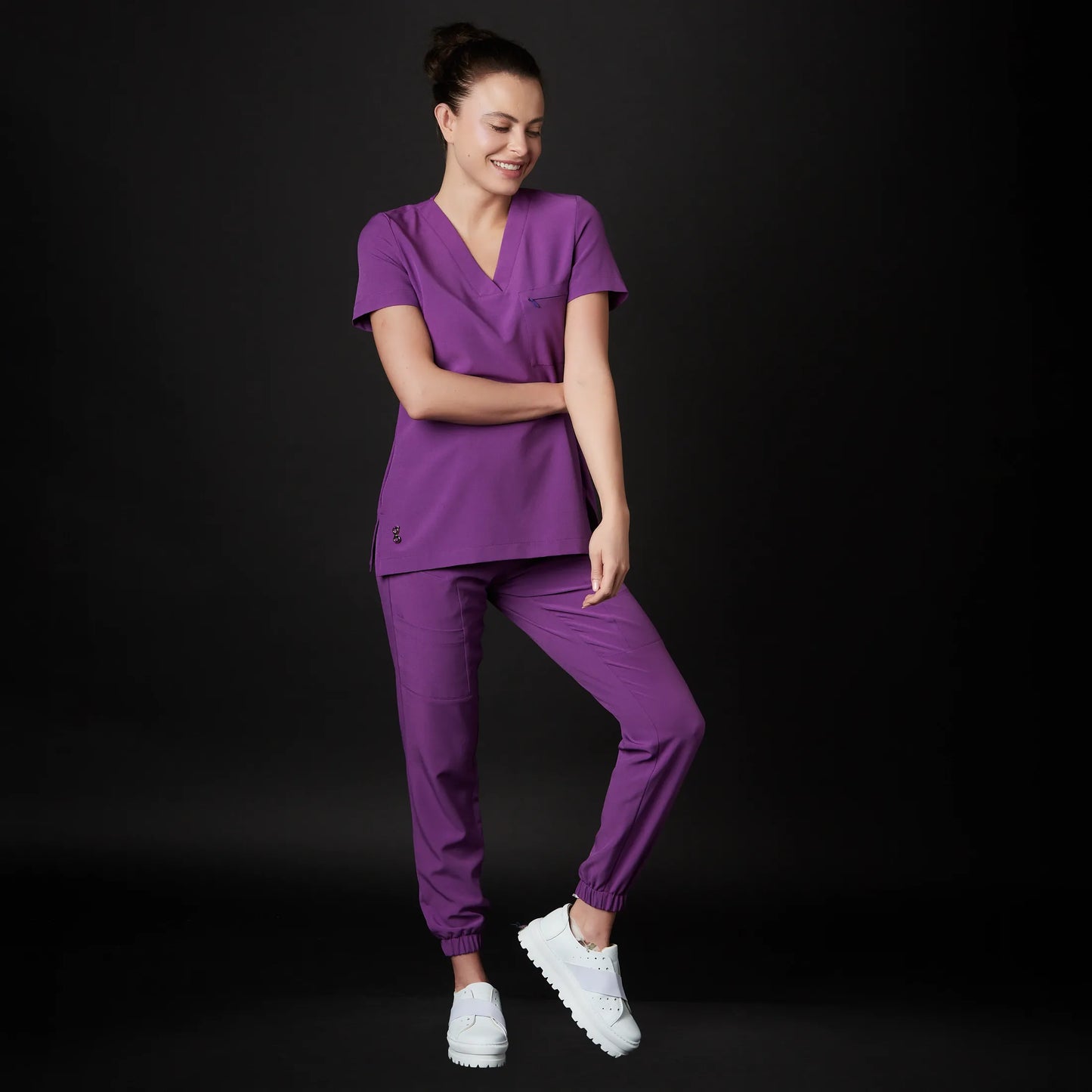 Immagine di una Medica o Dottoressa che indossa una Divisa Sanitaria Blu Marino, modello Urs, della marca Gallantdale, specializzata in abbigliamento sanitario.