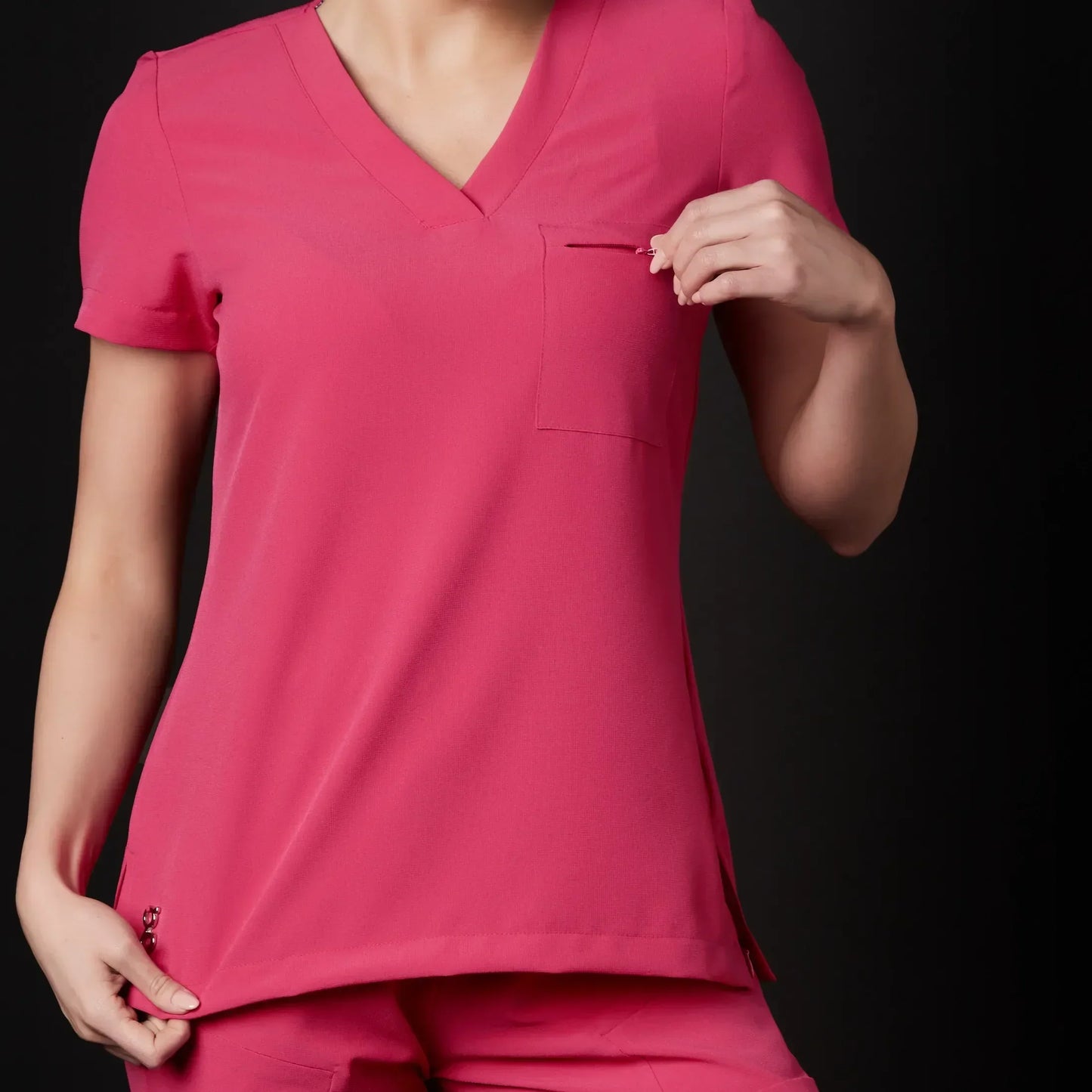 Immagine di una Medica o Dottoressa che indossa una Divisa Sanitaria Fucsia, modello Urs, della marca Gallantdale, specializzata in abbigliamento sanitario.