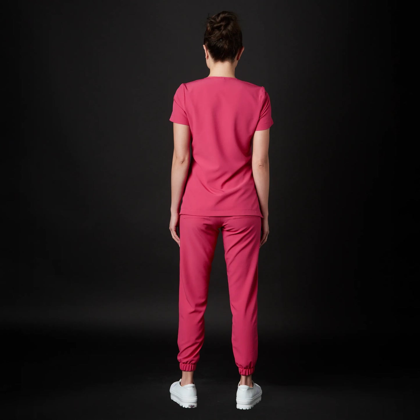 Immagine di una Medica o Dottoressa che indossa una Divisa Sanitaria Fucsia, modello Urs, della marca Gallantdale, specializzata in abbigliamento sanitario.