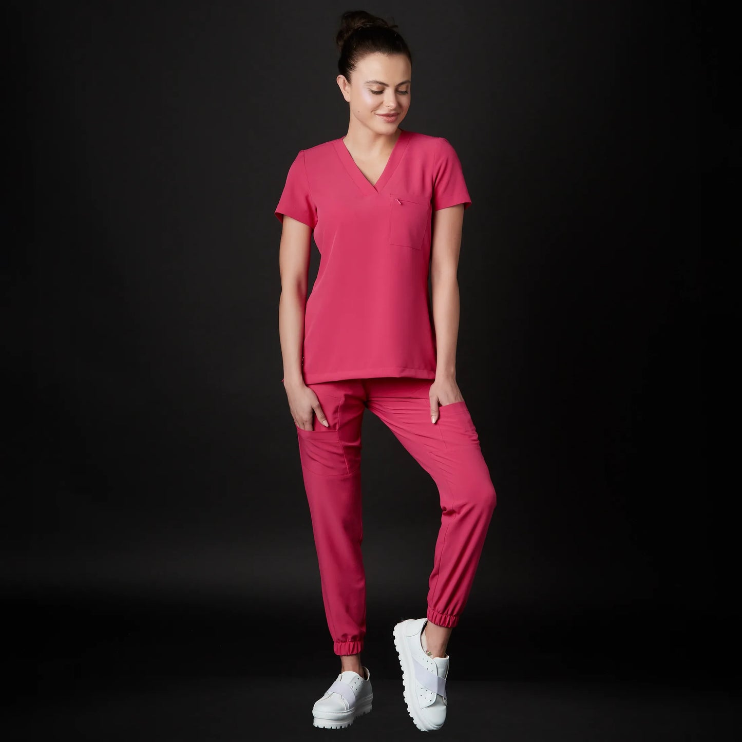 Immagine di una Medica o Dottoressa che indossa una Divisa Sanitaria Fucsia, modello Urs, della marca Gallantdale, specializzata in abbigliamento sanitario.