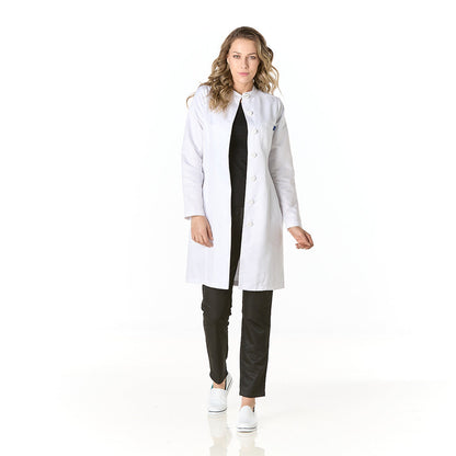Immagine di una Medica o Dottoressa che indossa un Camice Medico Bianco, modello Luxemburgo Antibatterico , della marca Gallantdale, specializzato in abbigliamento sanitario.