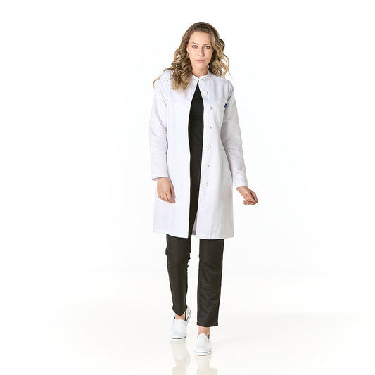 Immagine di una Medica o Dottoressa che indossa un Camice Medico Bianco, modello Luxemburgo Antibatterico , della marca Gallantdale, specializzato in abbigliamento sanitario.