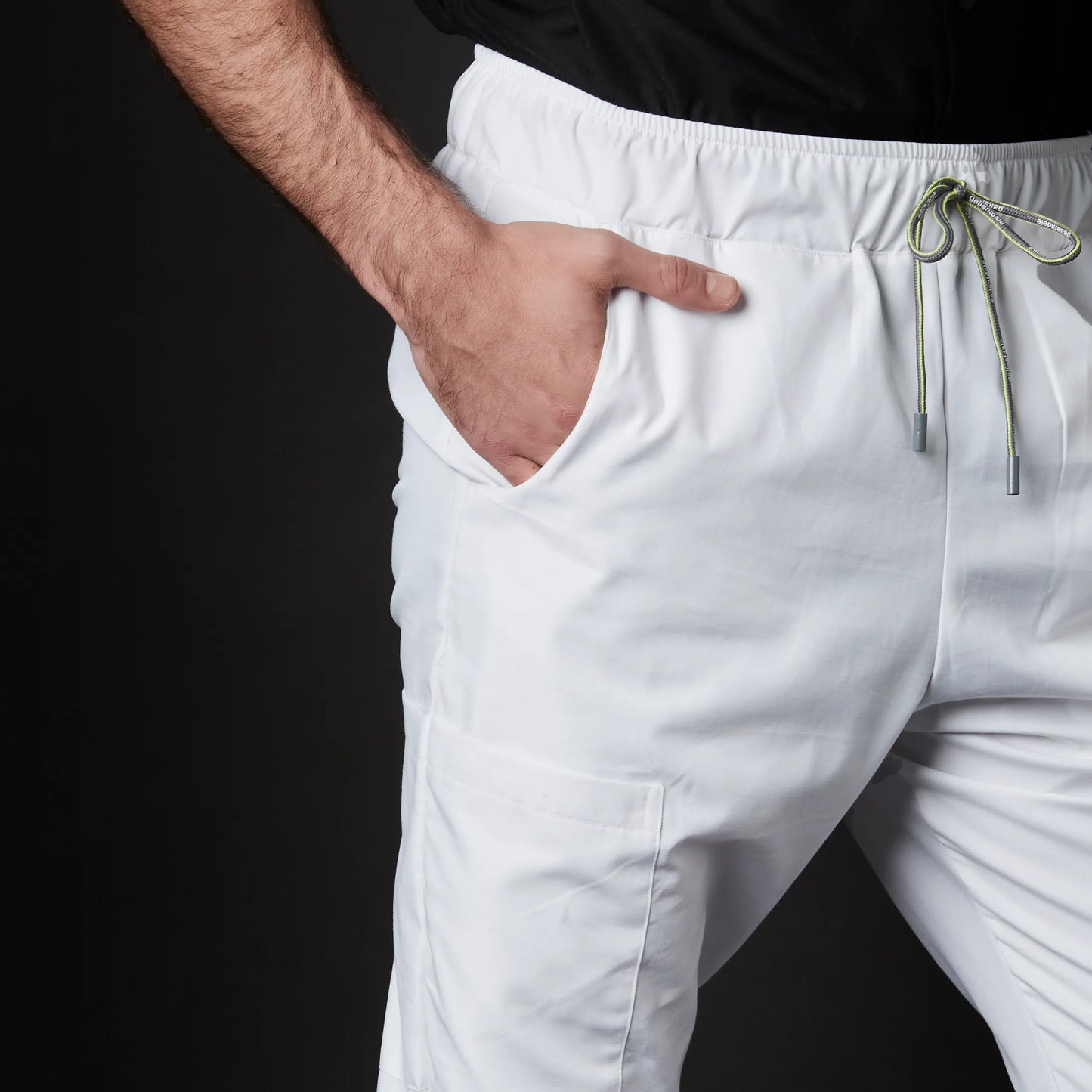 Immagine di un Medico o Dottore che indossa una Pantaloni Divisa Sanitaria Bianco, modello Dedie, della marca Gallantdale, specializzata in abbigliamento sanitario.