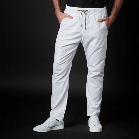 Immagine di un Medico o Dottore che indossa una Pantaloni Divisa Sanitaria Bianco, modello Dedie, della marca Gallantdale, specializzata in abbigliamento sanitario.