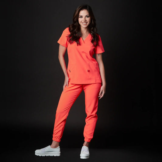 Immagine di una Medica o Dottoressa che indossa una Divisa Sanitaria  Giallo Neon, modello Performance Antibatterica, della marca Gallantdale, specializzata in abbigliamento sanitario.