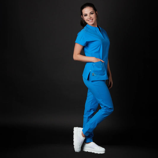 Immagine di una Medica o Dottoressa che indossa una Divisa Sanitaria  Acquamarina, modello Phantom, della marca Gallantdale, specializzata in abbigliamento sanitario.