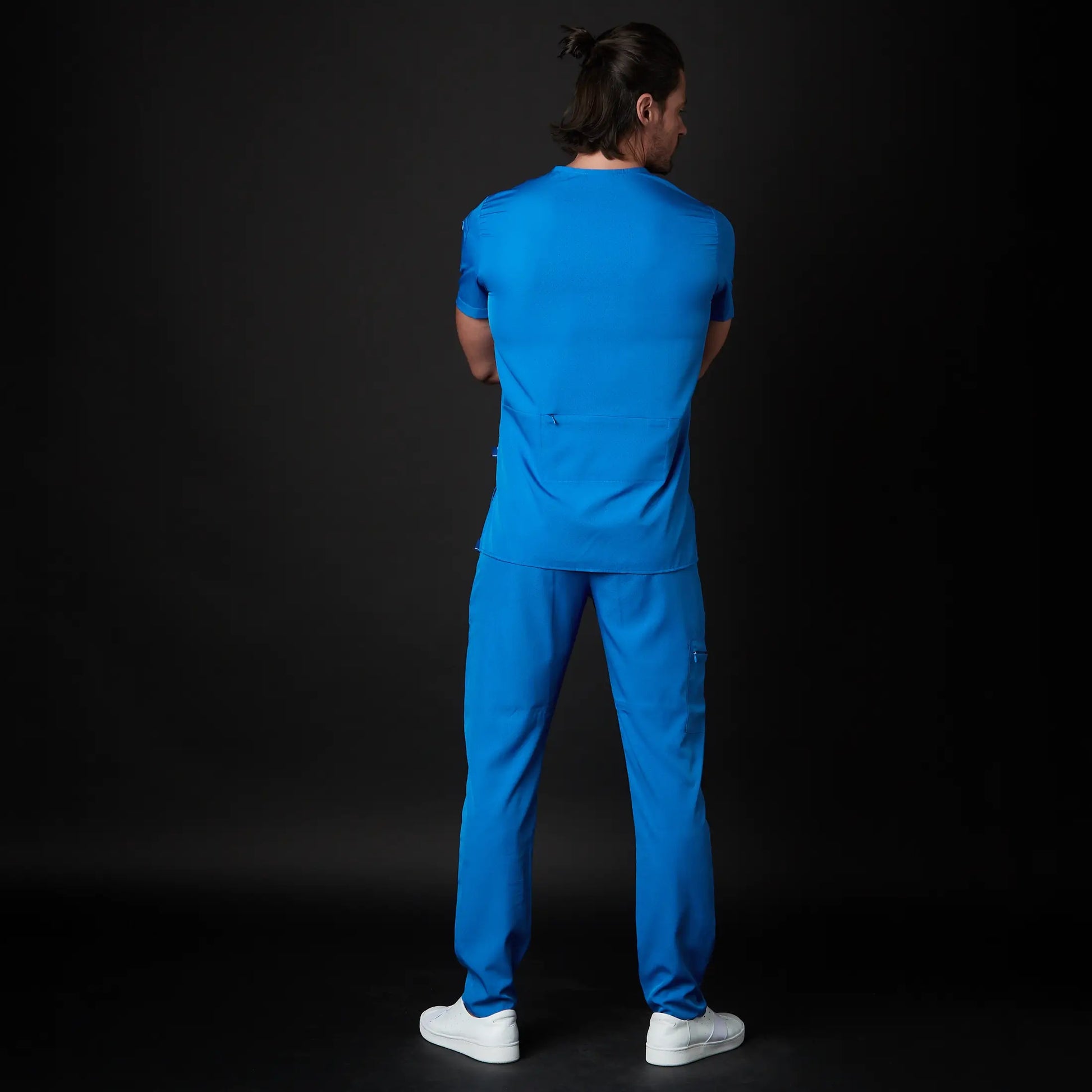 Immagine di un Medico o Dottore che indossa una Divisa Sanitaria  Blu Neon, modello Rockwell, della marca Gallantdale, specializzata in abbigliamento sanitario.